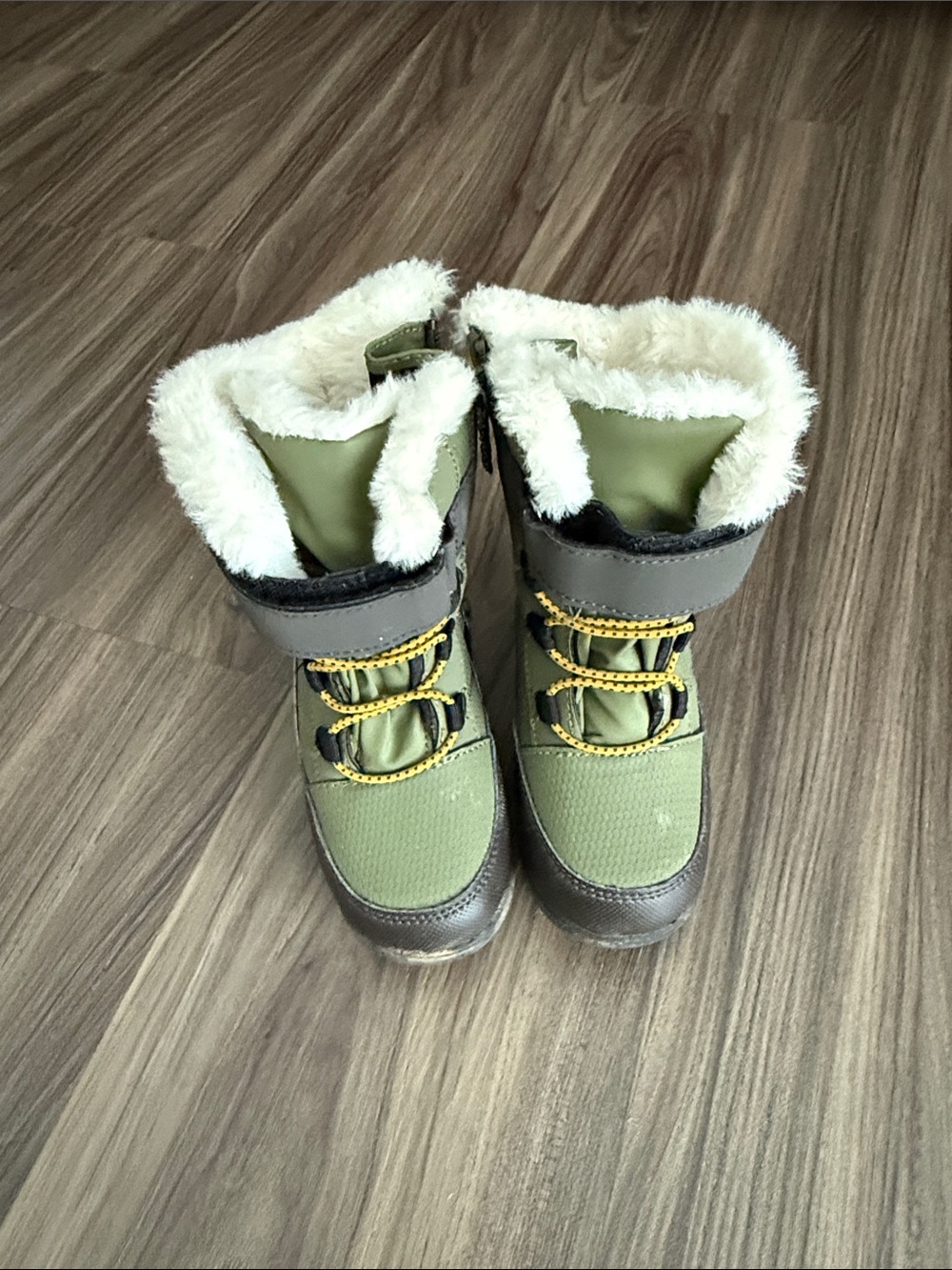 Kids Olive Green Winter Boots with Faux Fur Lining Size 7 Totes